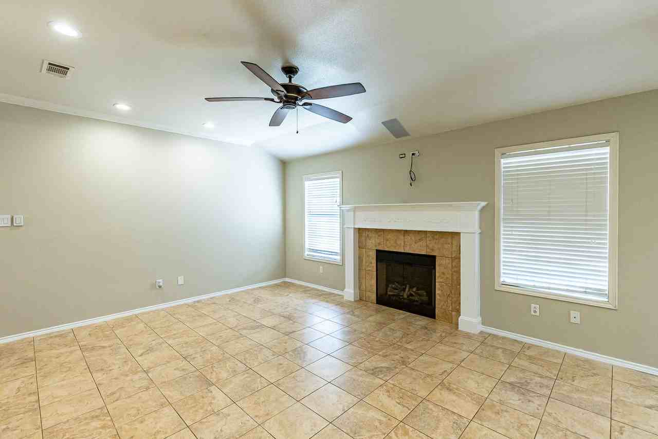 811 11th St - Photo 6 of 28