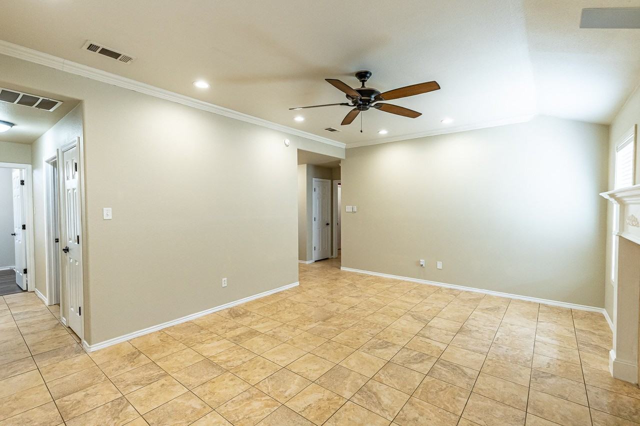 811 11th St - Photo 7 of 28