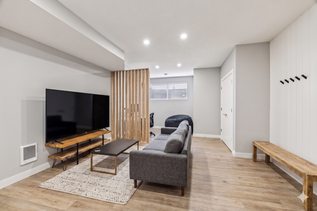 7136 34 Avenue NW, Calgary - Photo 3 of 29