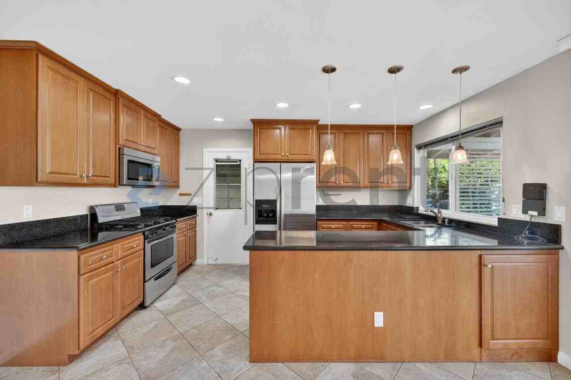 13333 Rollin Glen Rd - Photo 7 of 18