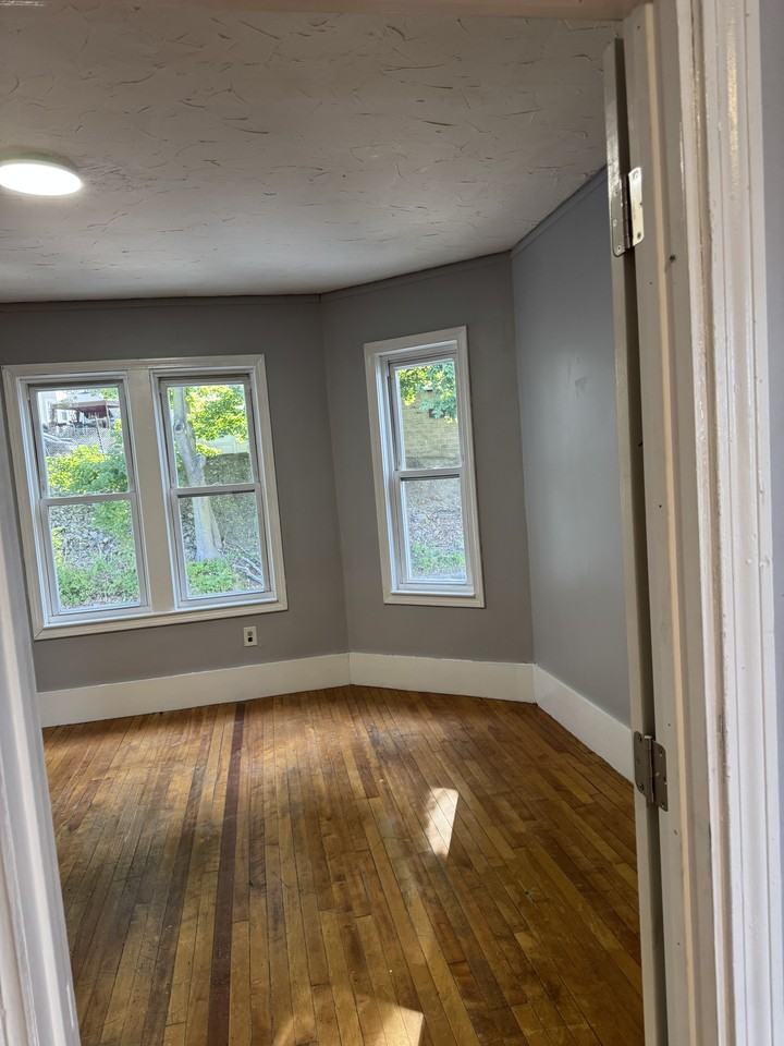 442 Grafton St #2ndFL - Photo 4 of 10