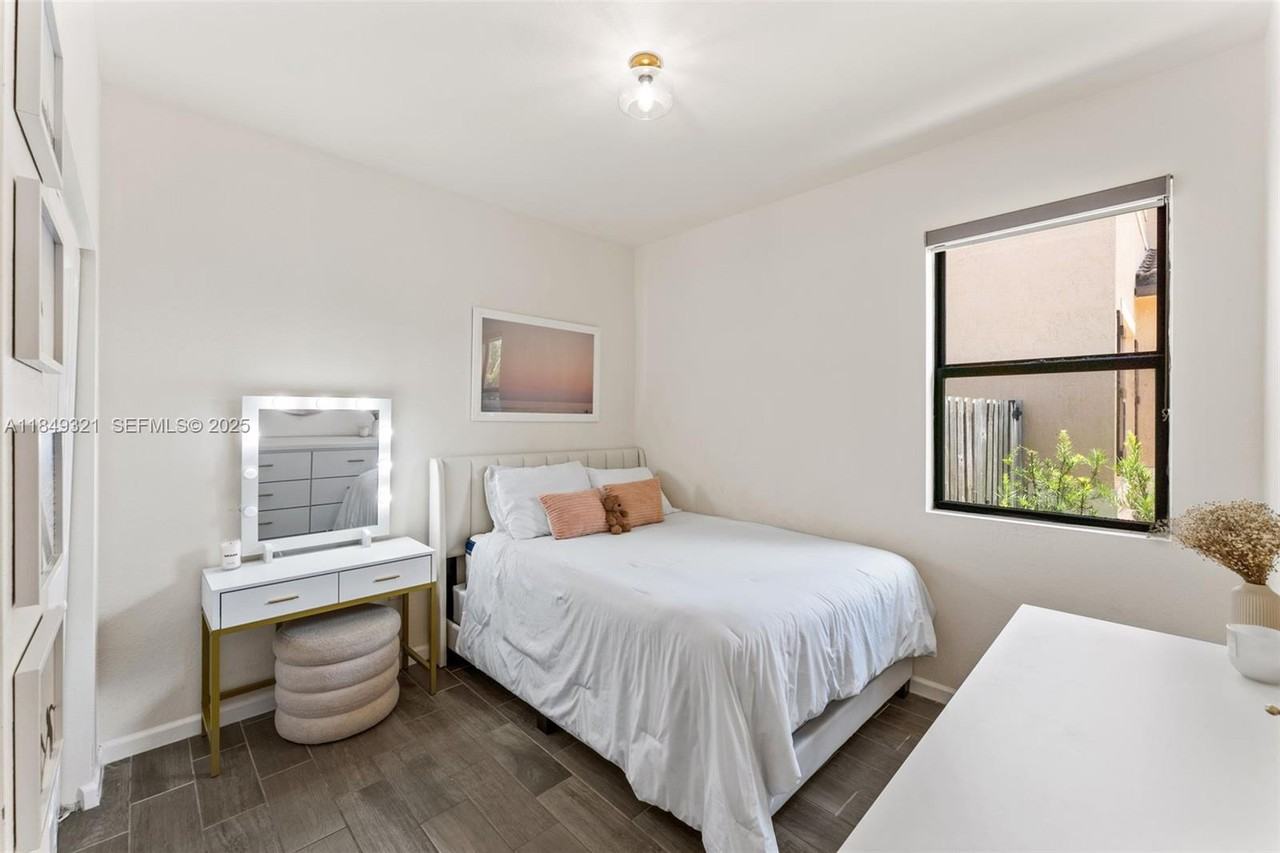 25021 Southwest 118 Court - Photo 7 of 28