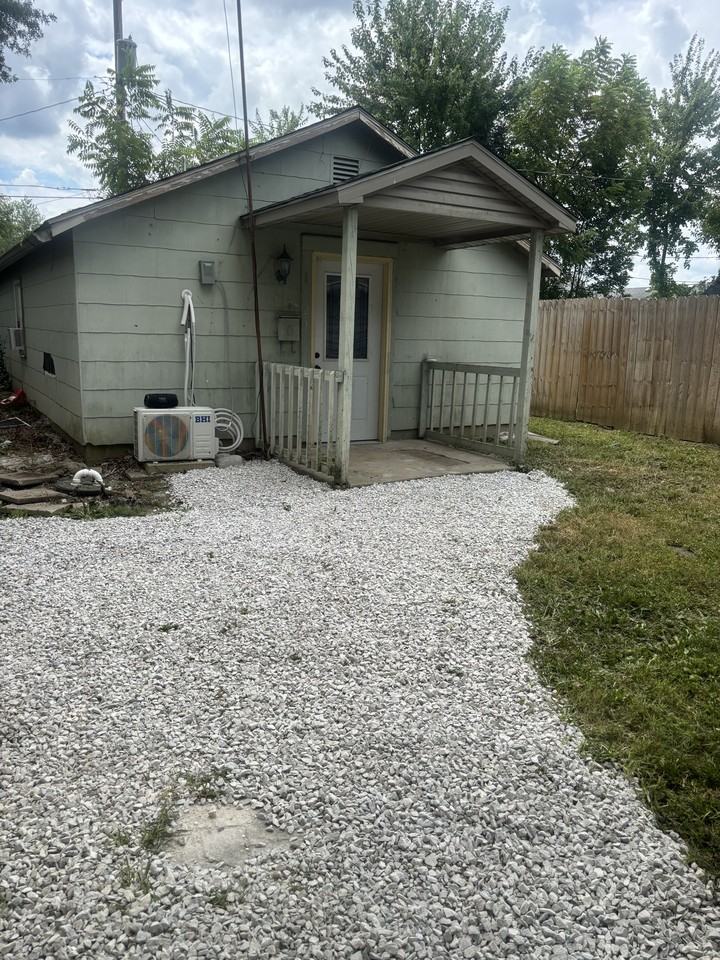 721 W Walnut St #NA - Photo 2 of 6