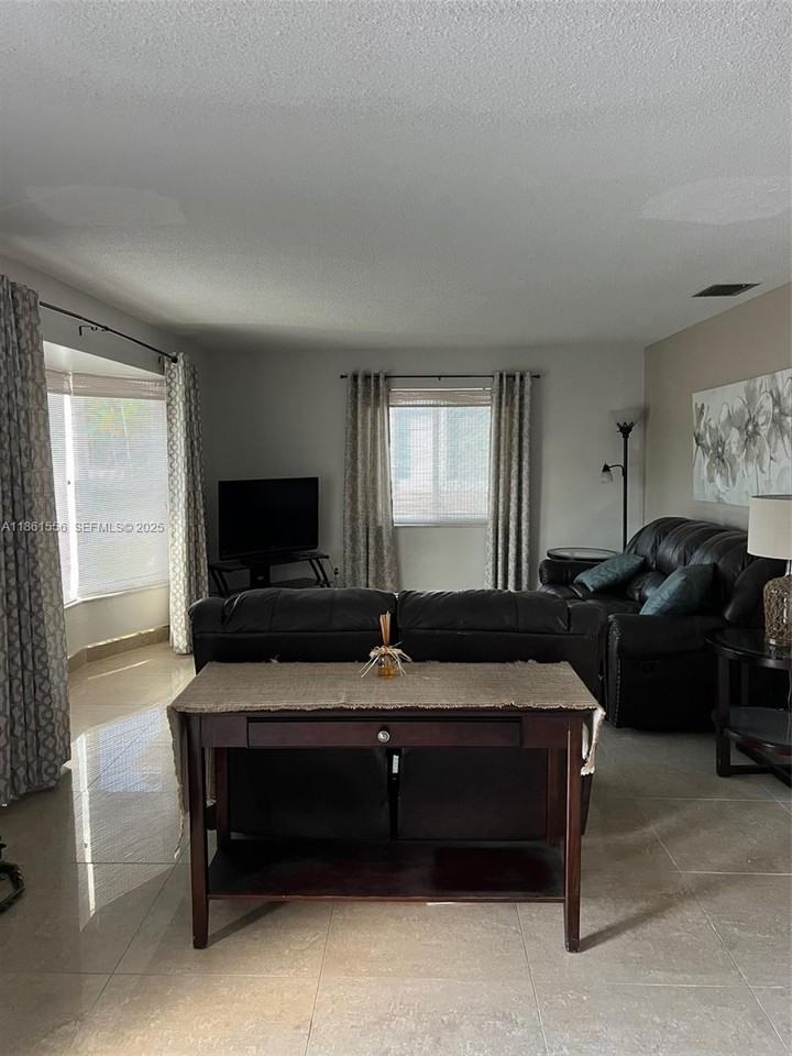 1041 Washington Street - Photo 6 of 13