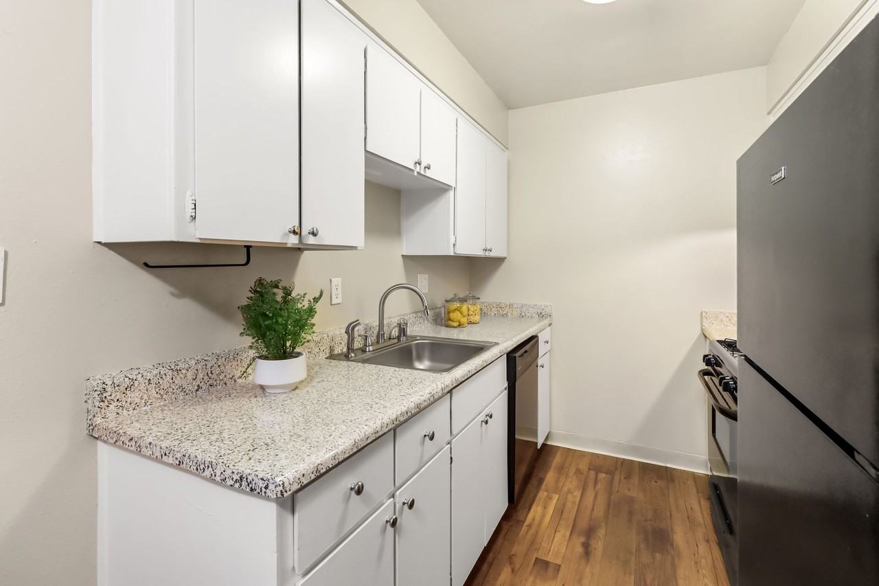 River's Edge Apartments - Photo 6 of 29