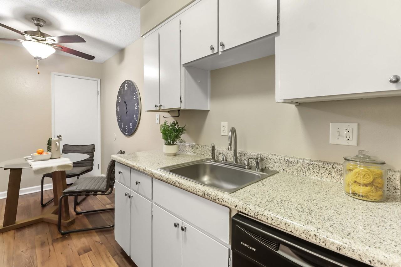 River's Edge Apartments - Photo 7 of 29