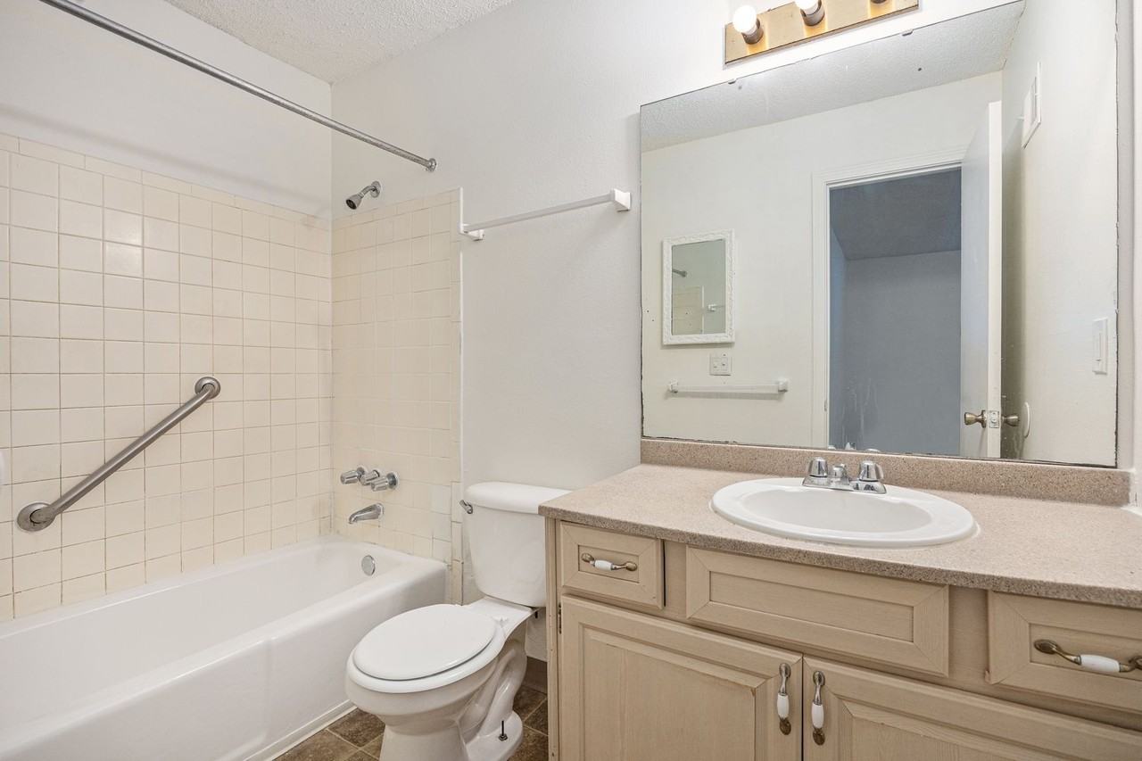 Welcome to The Bluffs – Comfort, Convenience & Value in the Heart of Gladstone - Photo 5 of 15