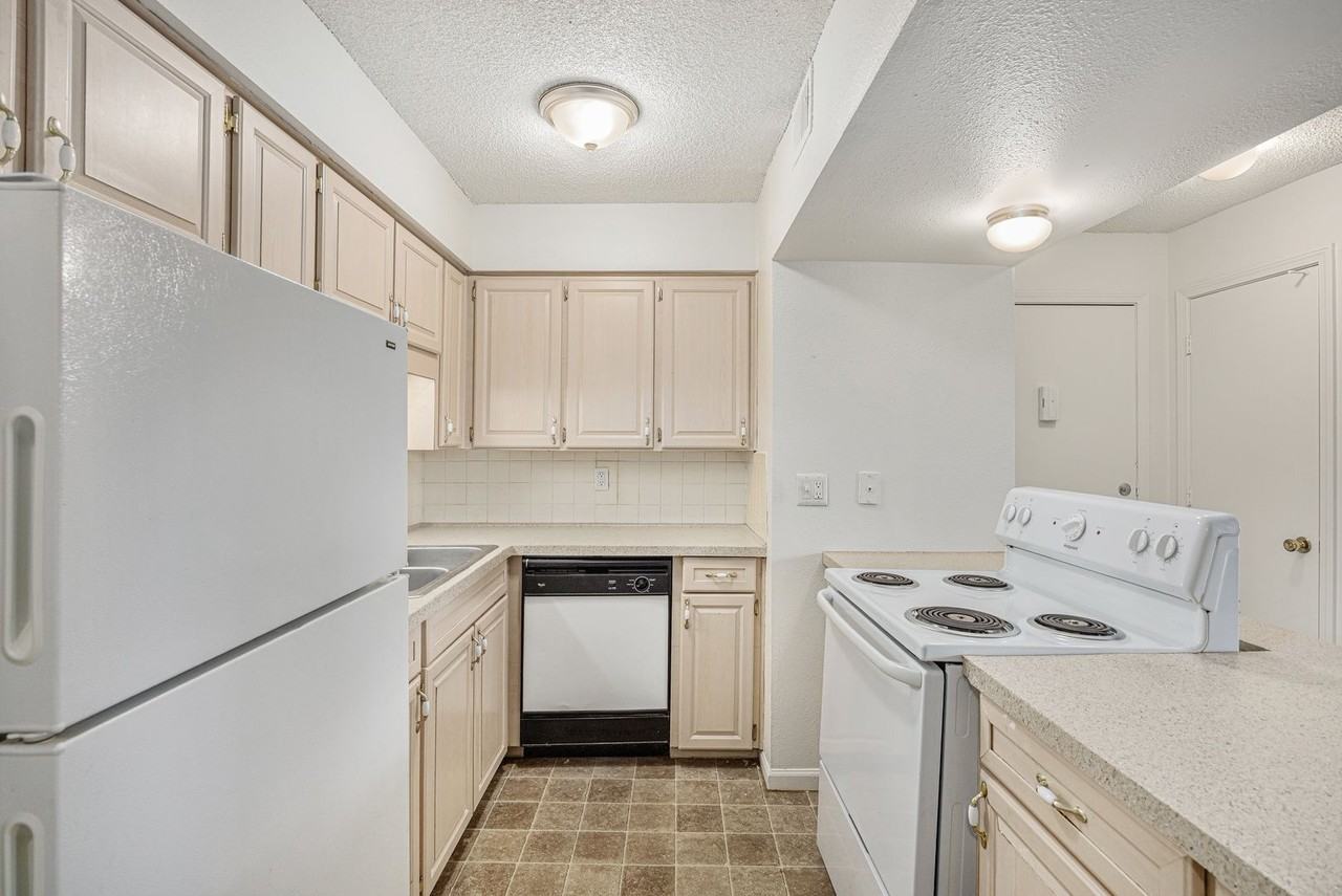 Welcome to The Bluffs – Comfort, Convenience & Value in the Heart of Gladstone - Photo 6 of 15