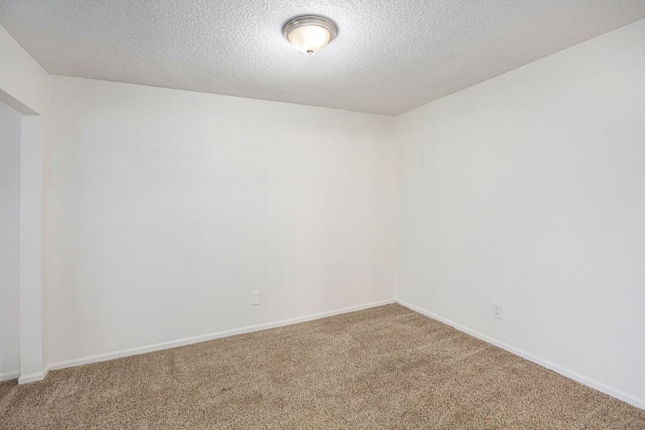 Welcome to The Bluffs – Comfort, Convenience & Value in the Heart of Gladstone - Photo 7 of 15