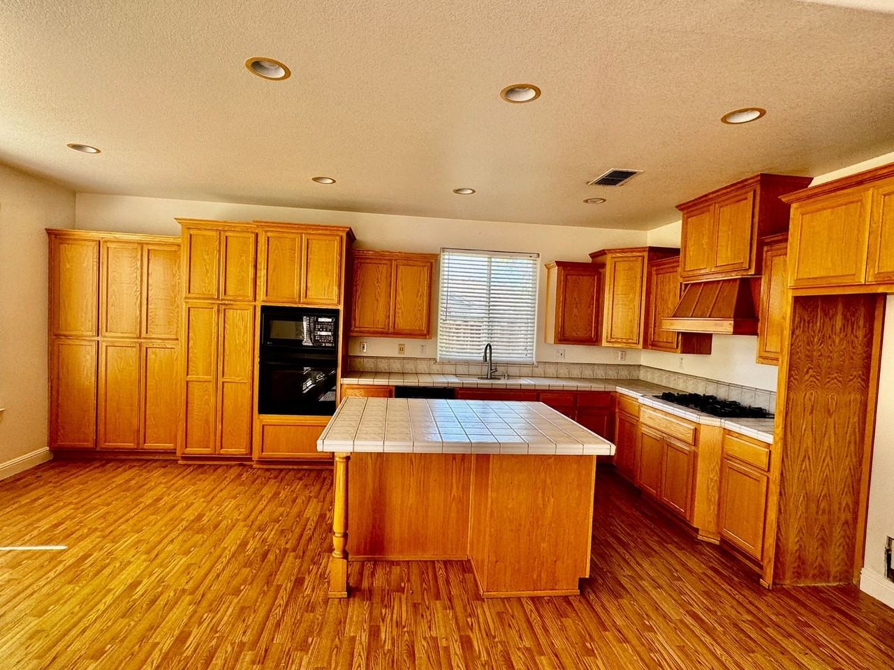 1902 Foster Way - Photo 7 of 25