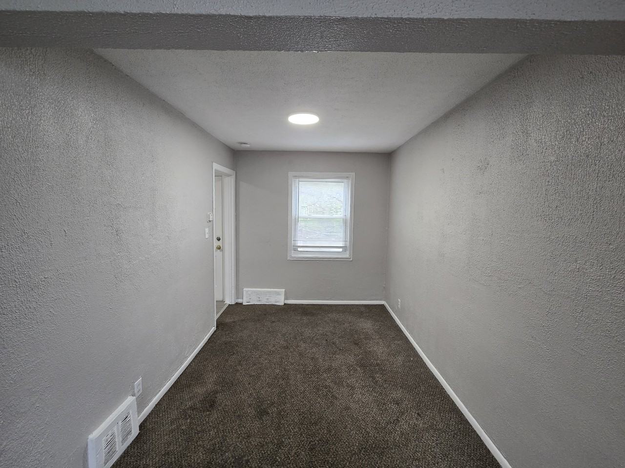 8880 Rutherford St - Photo 4 of 18