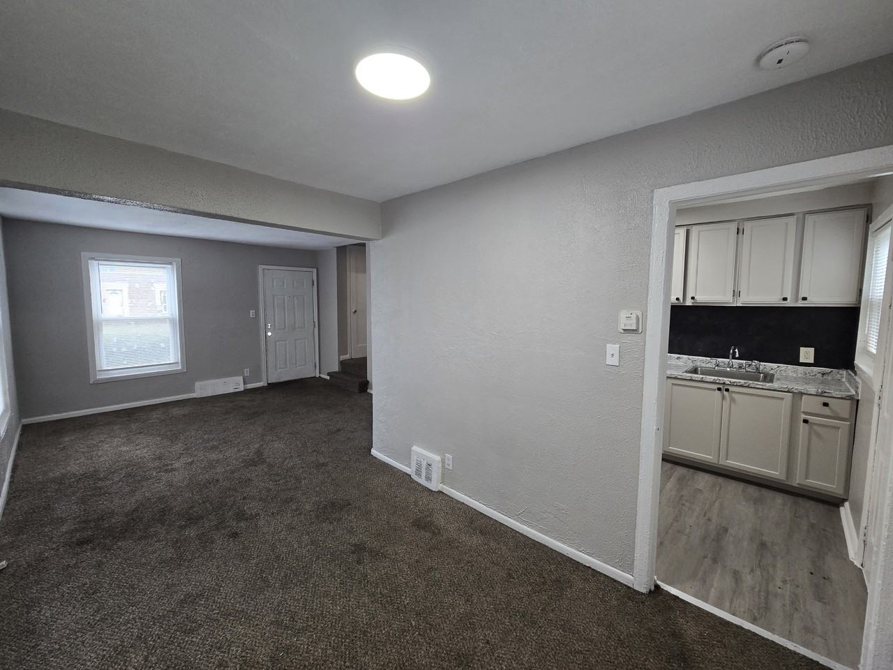 8880 Rutherford St - Photo 5 of 18