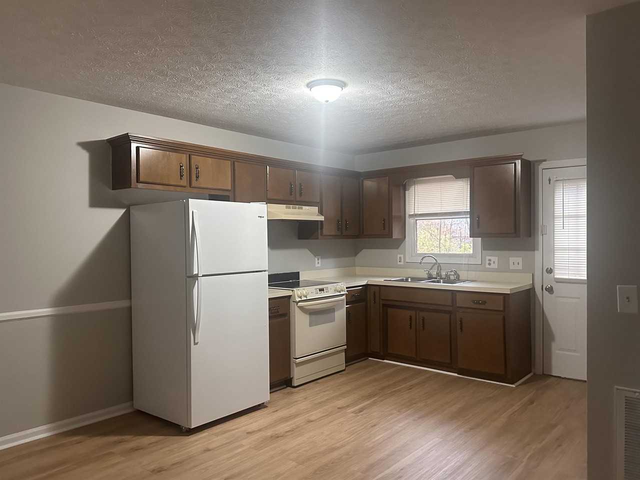 526 Hickory - Photo 2 of 5