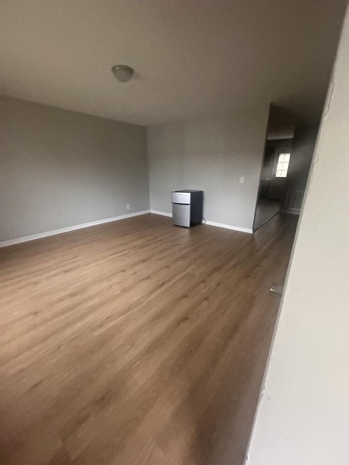 526 Hickory - Photo 3 of 5