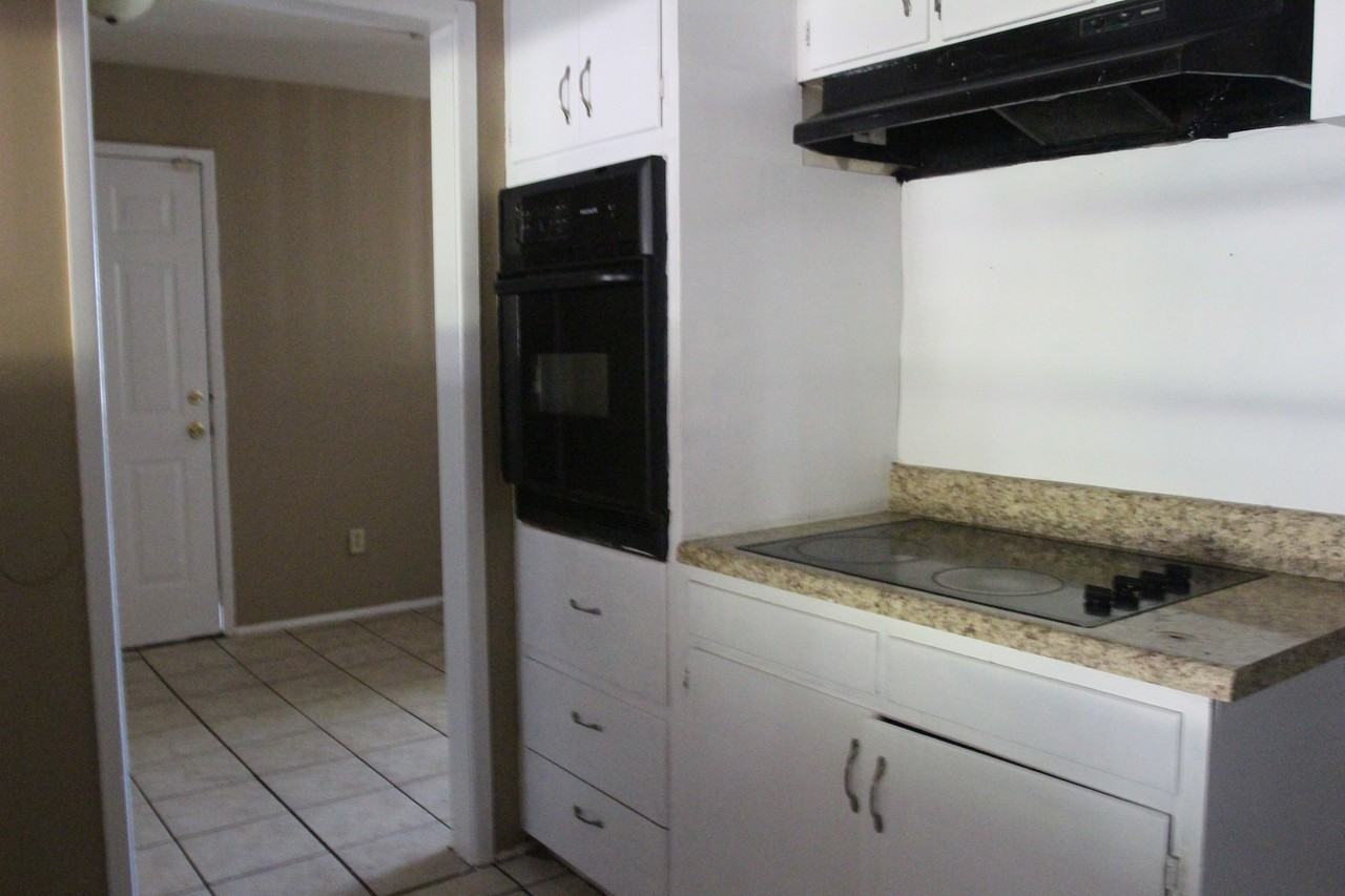 2011 W Broad Ave #1 - Photo 4 of 9