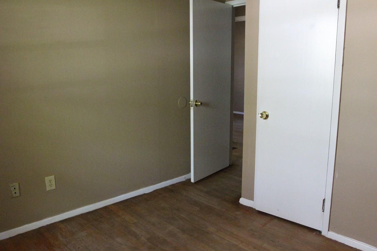 2011 W Broad Ave #1 - Photo 5 of 9