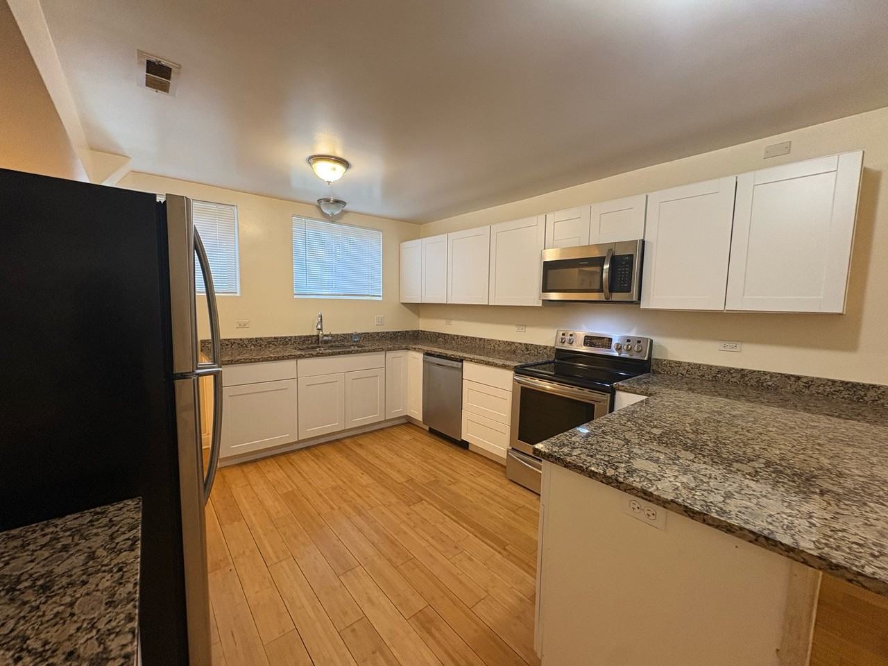 6530 S Ingleside Ave #B - Photo 2 of 10