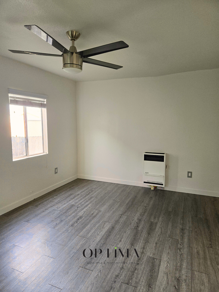 1377 Warren Ave - Photo 2 of 10