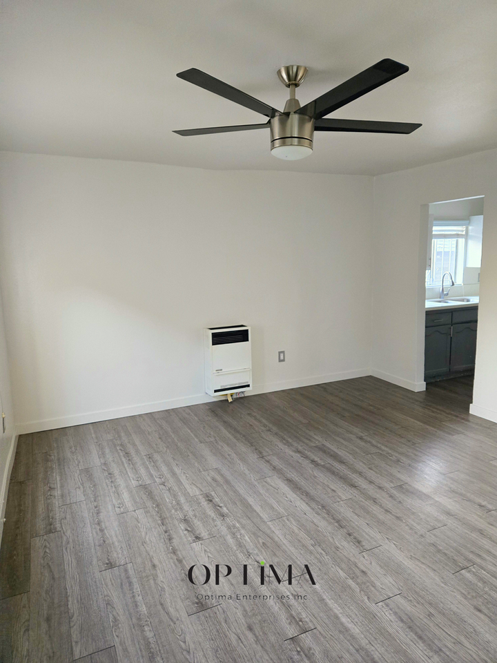 1377 Warren Ave - Photo 3 of 10