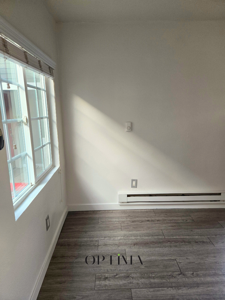 1377 Warren Ave - Photo 4 of 10