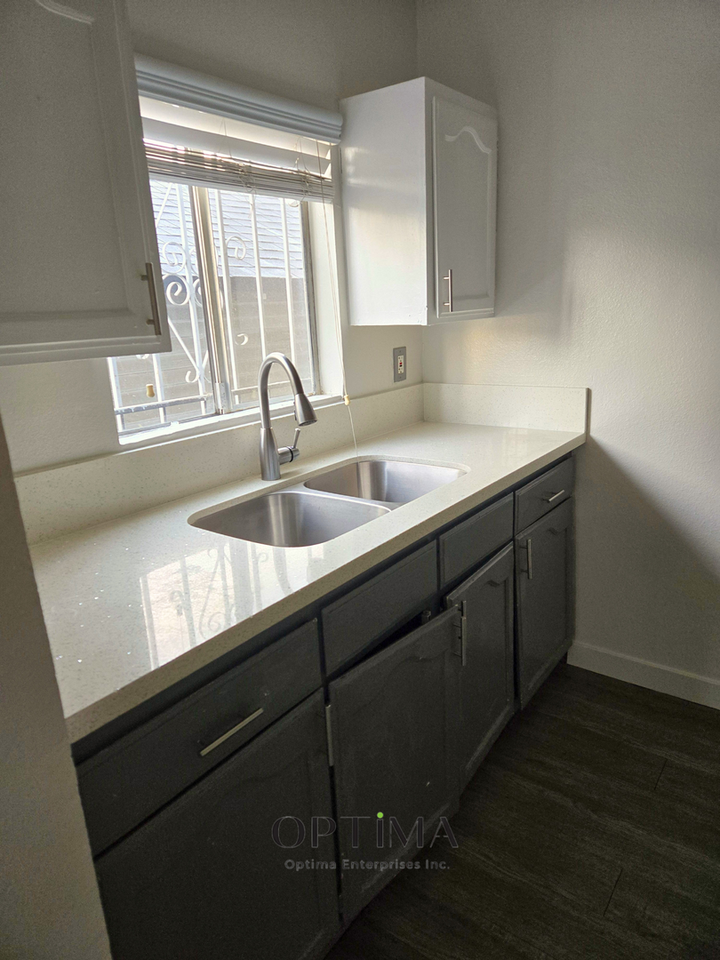 1377 Warren Ave - Photo 5 of 10