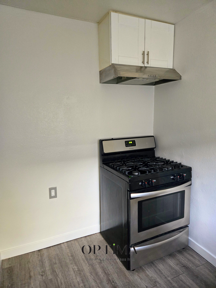 1377 Warren Ave - Photo 6 of 10