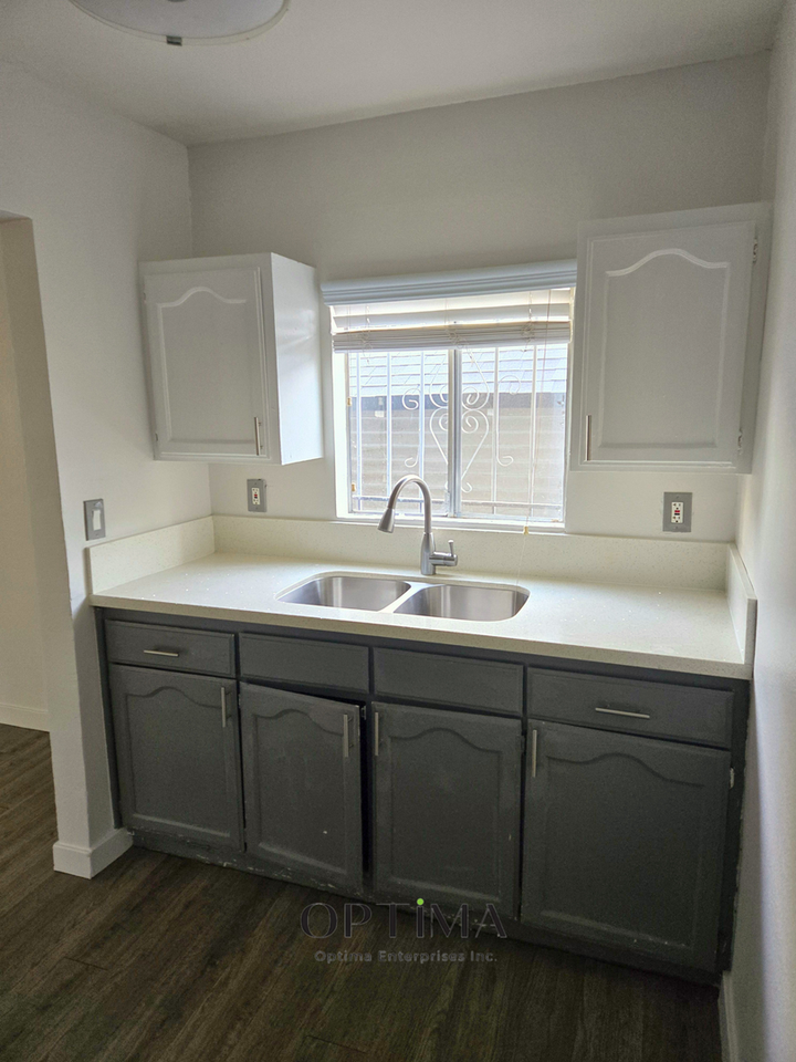 1377 Warren Ave - Photo 7 of 10