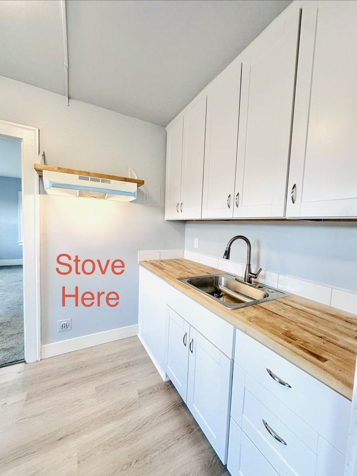 LINCOLN APARTMENTS - Photo 4 of 10