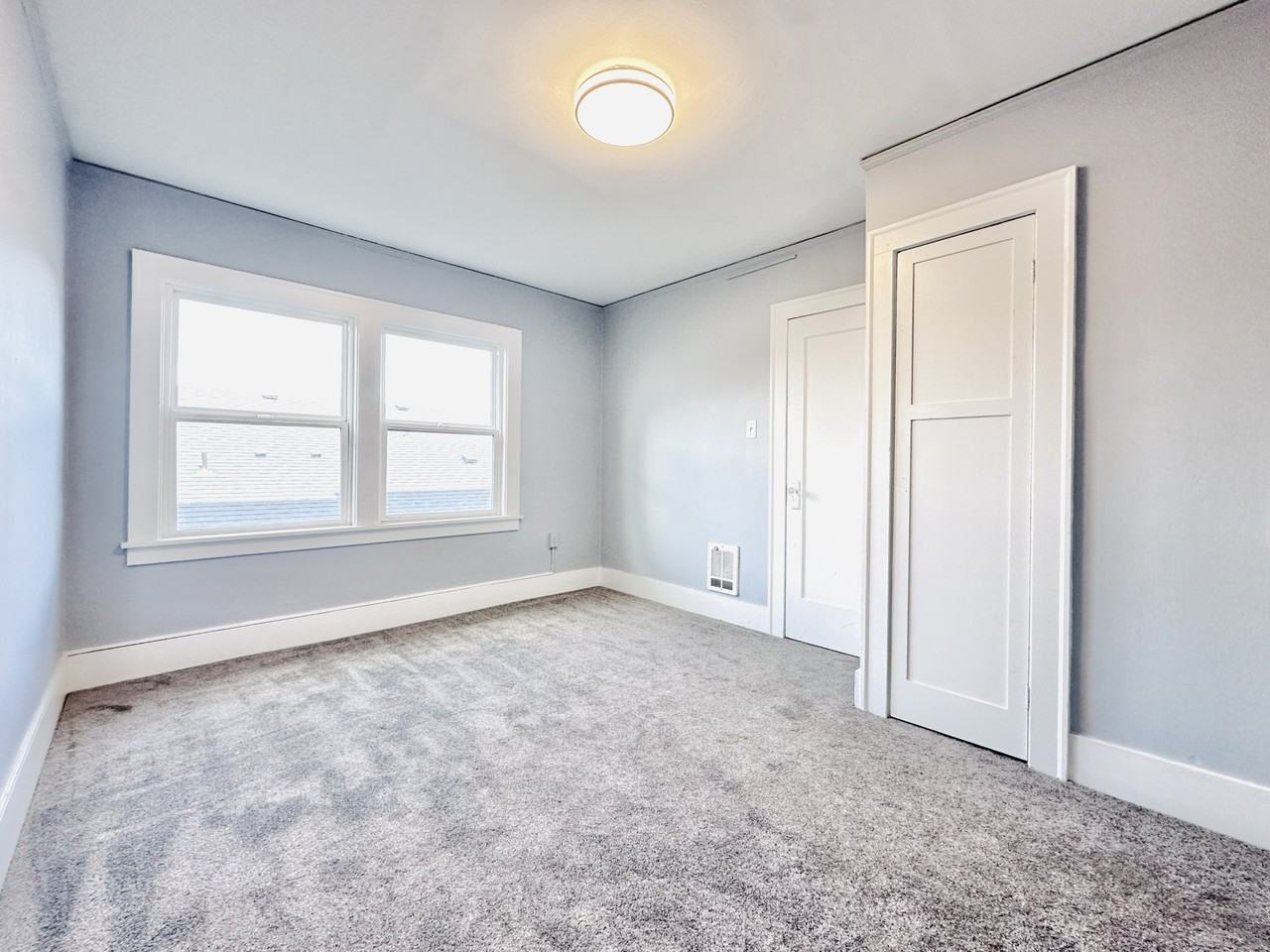 LINCOLN APARTMENTS - Photo 6 of 10