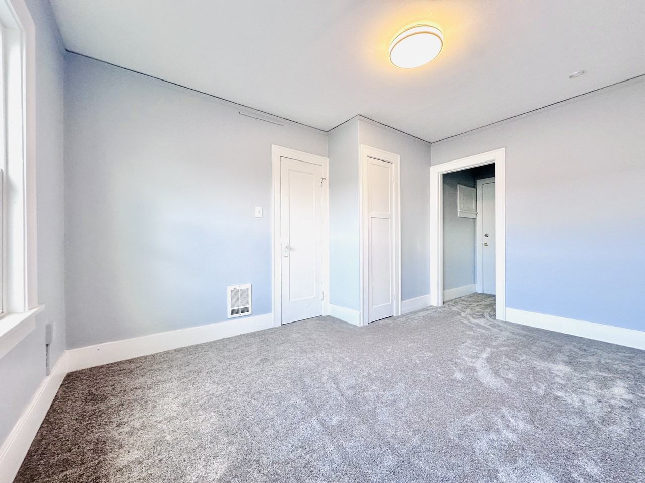 LINCOLN APARTMENTS - Photo 7 of 10