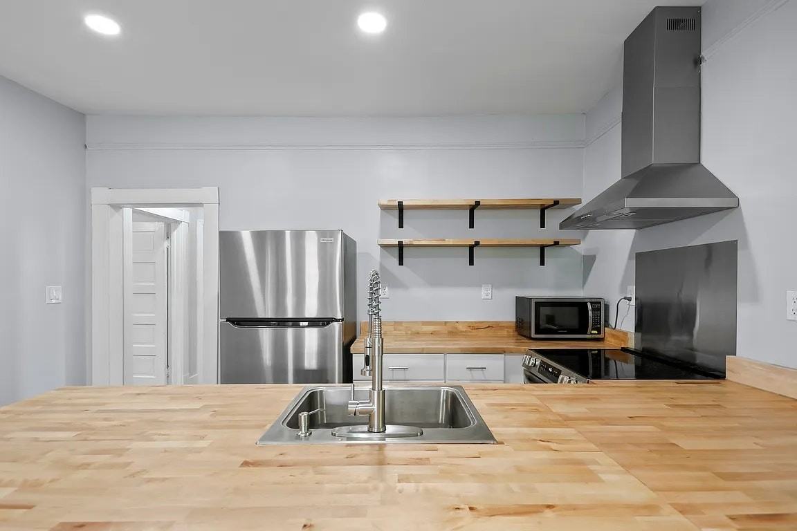 910 East Duffy Street, Unit 910 E Duffy Unit B - Photo 3 of 5