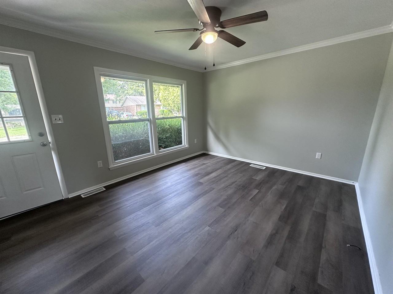 1009 Plainview Dr #1 - Photo 3 of 8