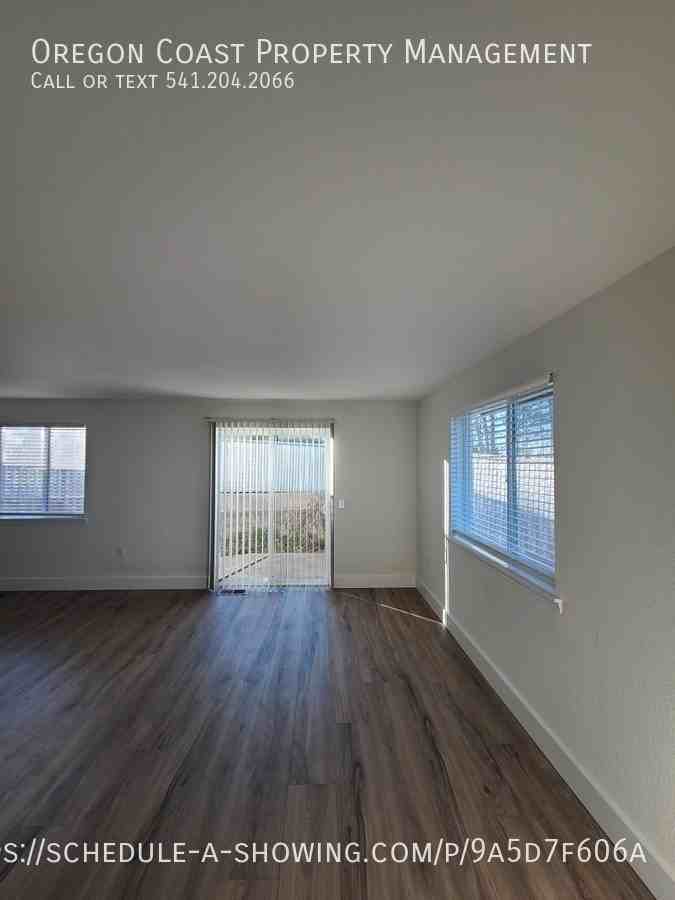 1135 Se Oar Ave #B - Photo 2 of 14