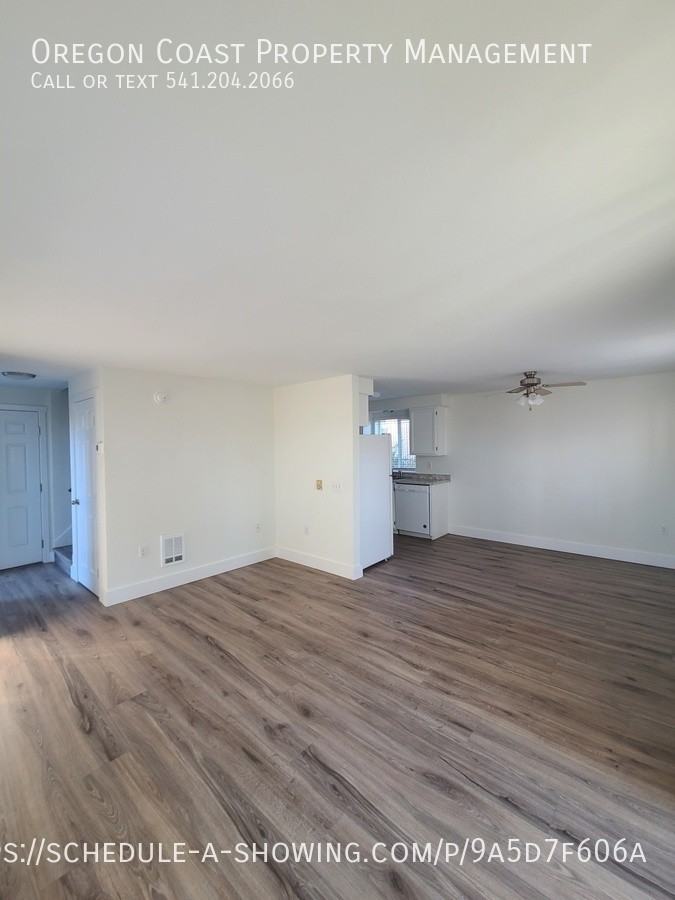 1135 Se Oar Ave #B - Photo 3 of 14