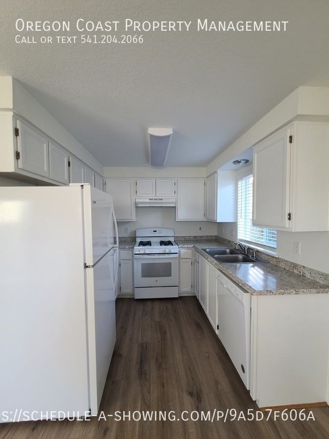 1135 Se Oar Ave #B - Photo 4 of 14
