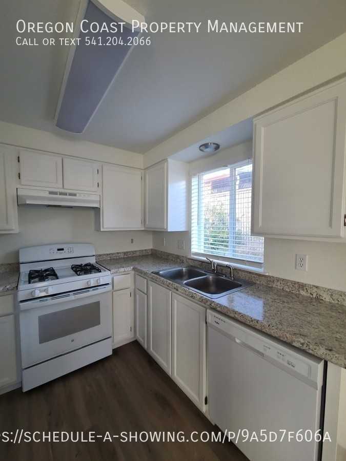 1135 Se Oar Ave #B - Photo 5 of 14