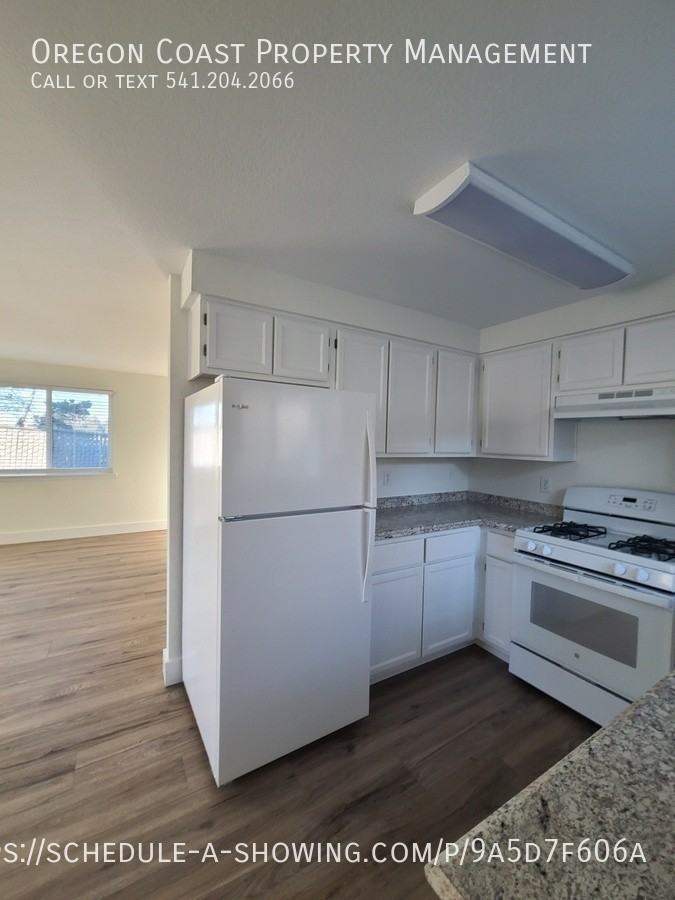 1135 Se Oar Ave #B - Photo 6 of 14