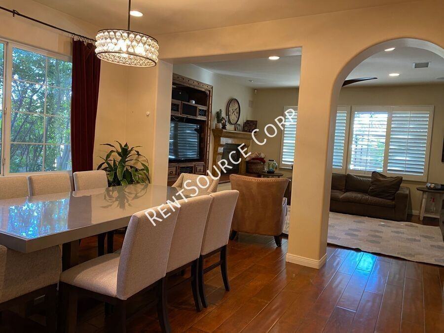 24310 Las Palmas St - Photo 4 of 38