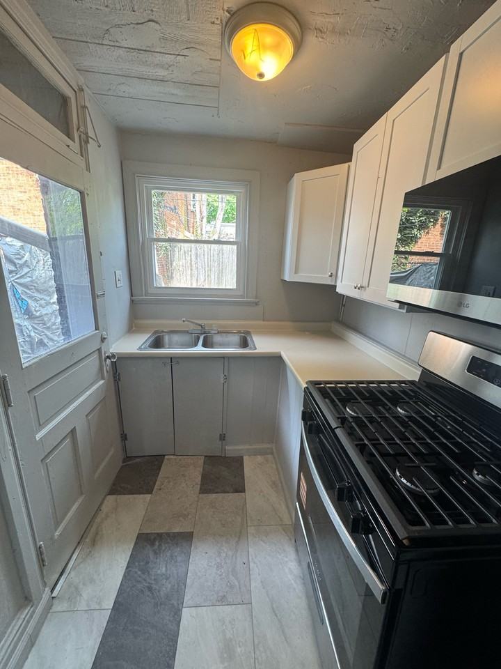 405 E King St #1 - Photo 4 of 17