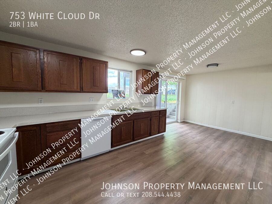 753 S White Cloud Dr - Photo 2 of 9