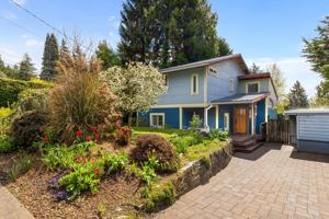 featured image of 4061 Ne 110th St