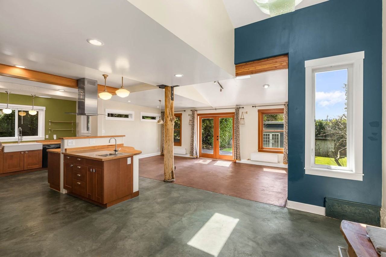 4061 Ne 110th St - Photo 3 of 21