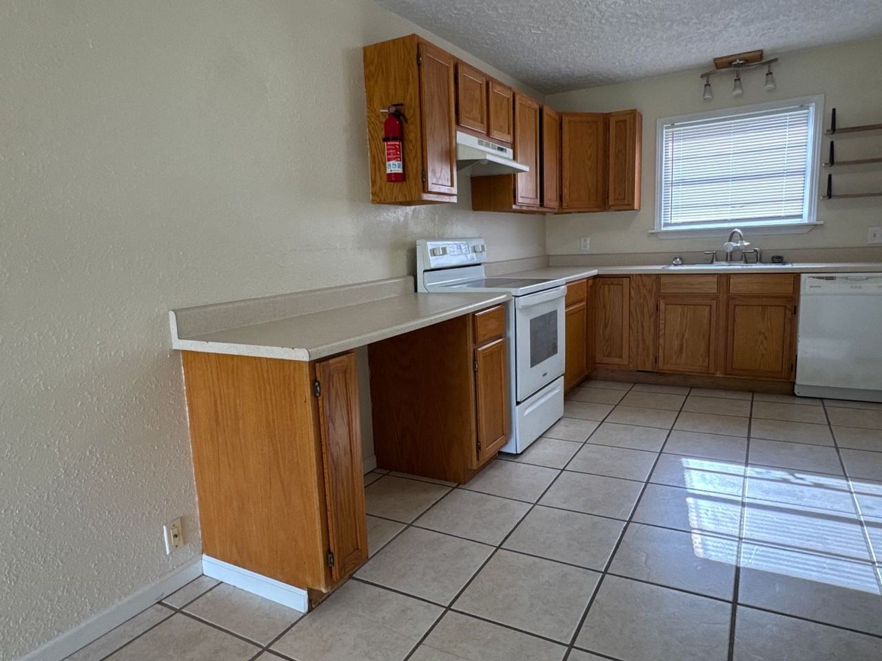 1503 Nw 18th St - Photo 3 of 9