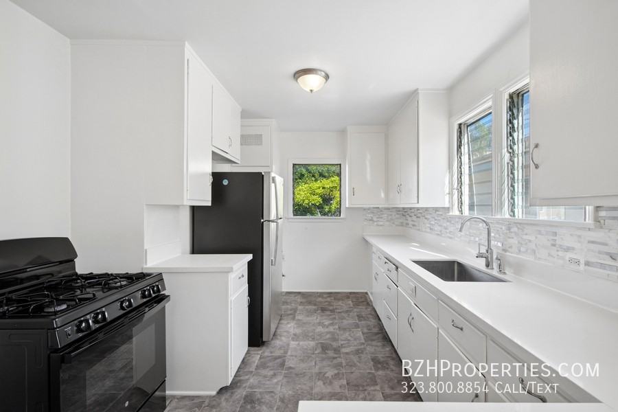 1047 1/2 S Holt Ave - Photo 7 of 20