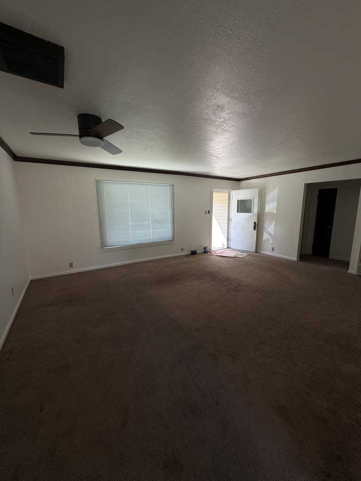 913 Clover Dr #1 - Photo 4 of 22