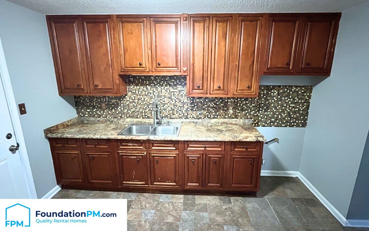 1375 Adelaide St #1 - Photo 4 of 11