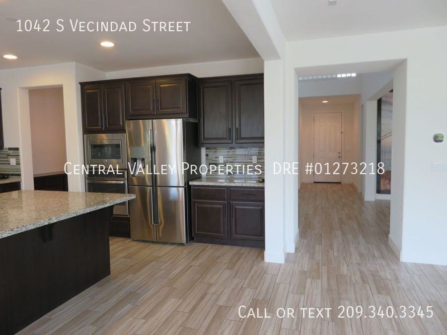 1042 S Vecindad St - Photo 4 of 18