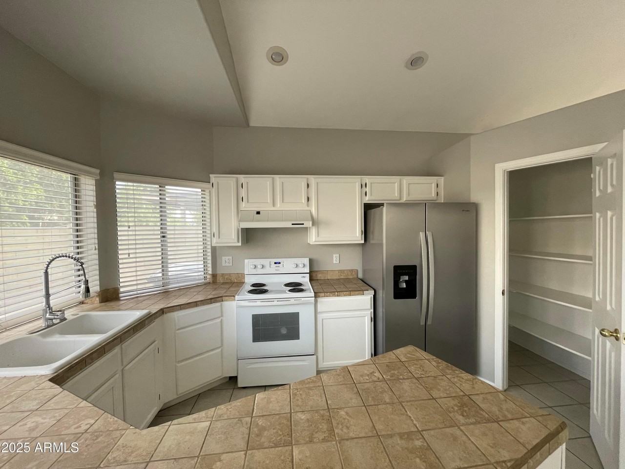 5222 W Fairview St - Photo 2 of 22