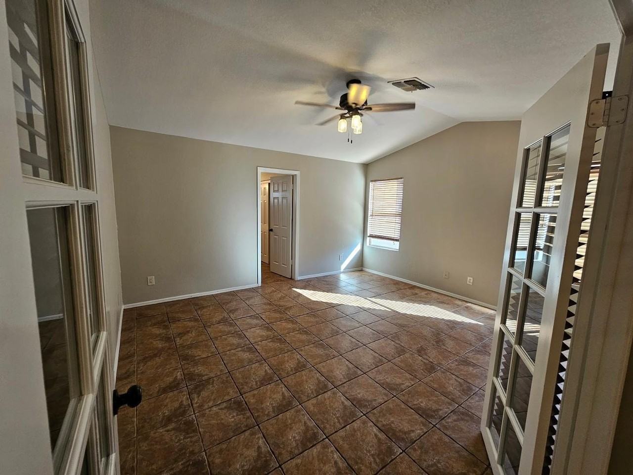 406 E Century Ave - Photo 5 of 9