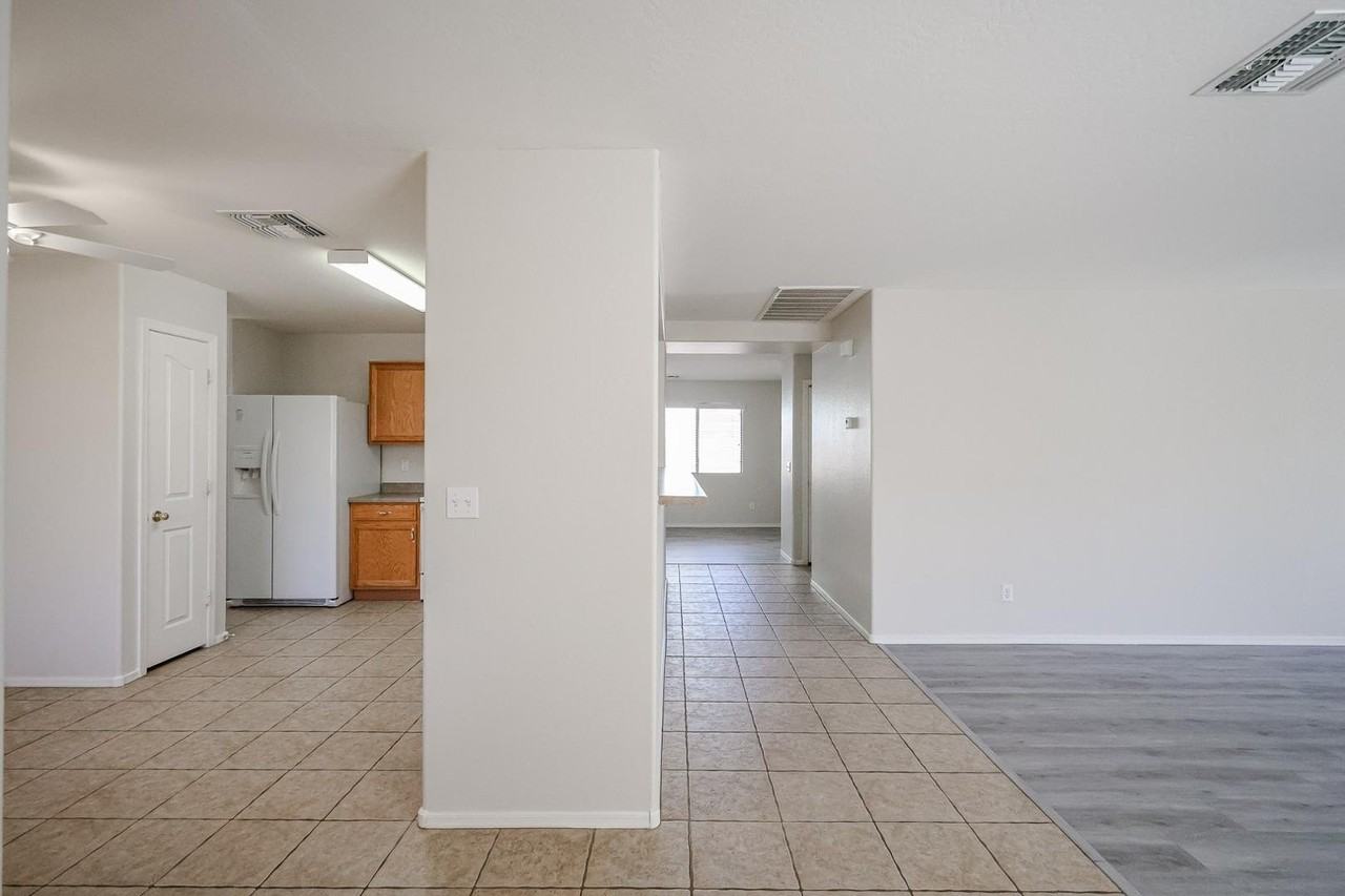 16034 W Winchcomb Dr - Photo 7 of 45